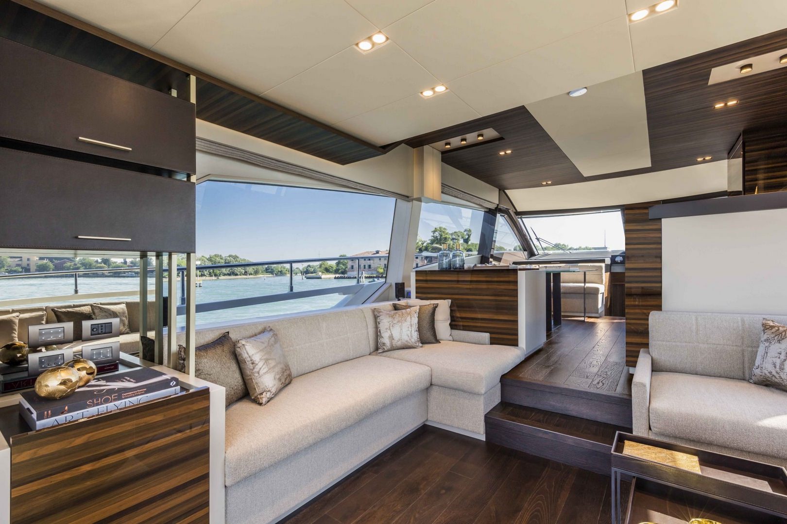 中型私人游艇价格：法拉帝（Ferretti）Yachts670游艇范围是3,000,000美元至3,500,000美元