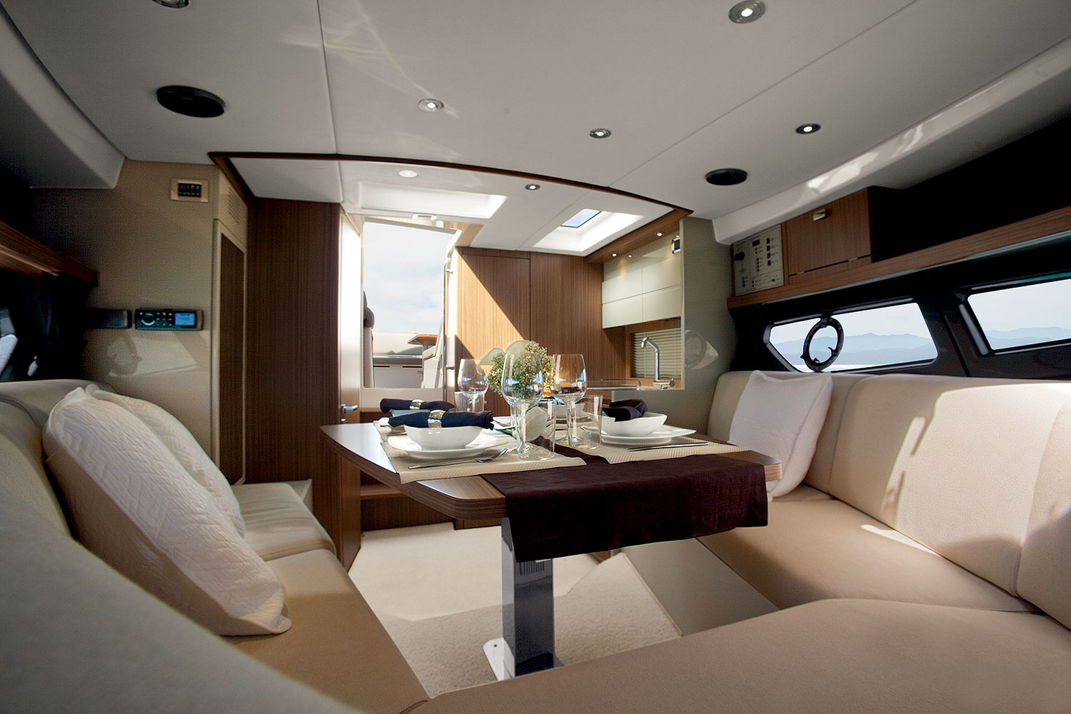 阿慕兹（Azimut）Atlantis34游艇内部休息区