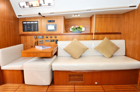 国产瀚盛纵横50（Sailiner50）单体帆船室内休息区
