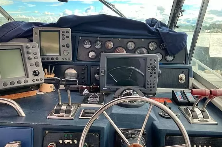 希瑞(SeaRay)390ExpressCruiser二手游艇驾驶舱