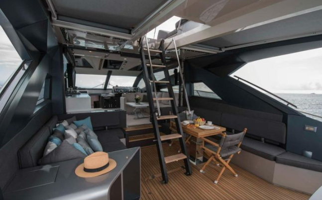 卡帝尔（Galeon）700Raptor游艇舱内