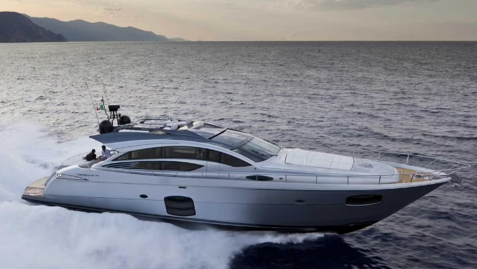博星（Pershing）74飞桥游艇价格在3932-4080万元之间