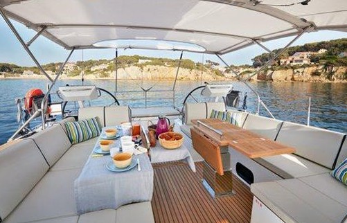 博纳多（Beneteau）遨享仕62帆船游艇舱内就餐区