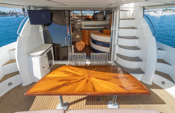 圣汐（Sunsseeker）Manhattan64二手游艇飞桥区