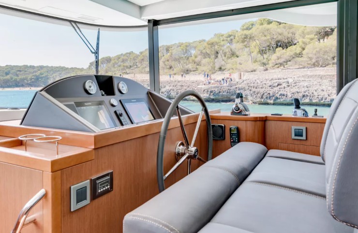 博纳多（Beneteau）思乐50飞桥游艇驾驶舱