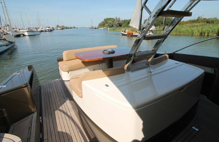 进口二手游艇丽娃（Riva）56Sportriva游艇售价68万欧元