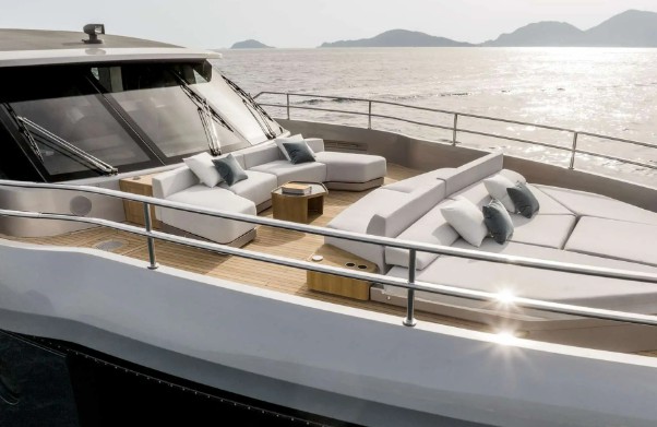 阿兹慕（Azimut）麦哲伦30M游艇