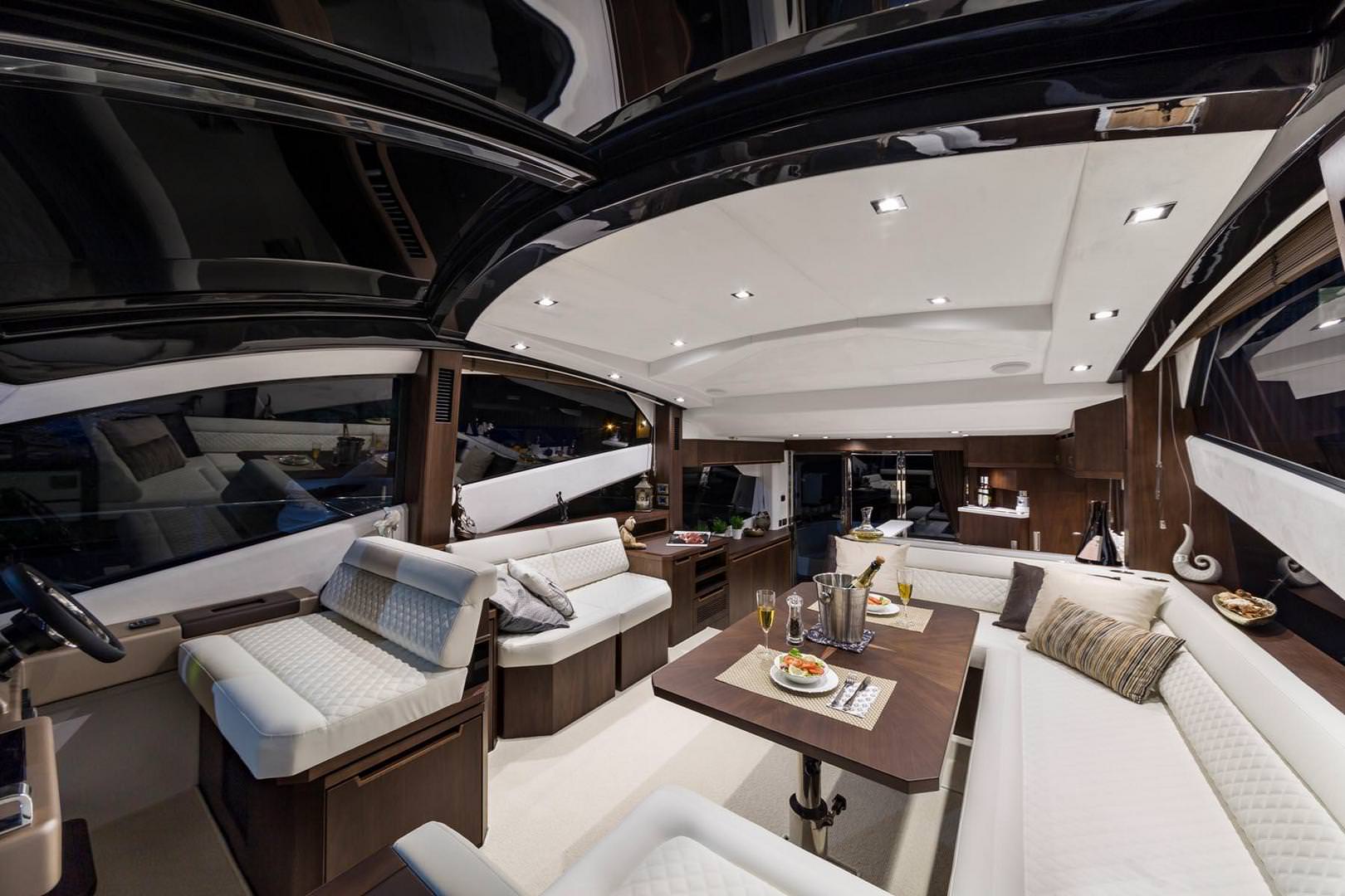 17.7米（58英尺）卡帝尔（Galeon）560Skydeck游艇价格1100万