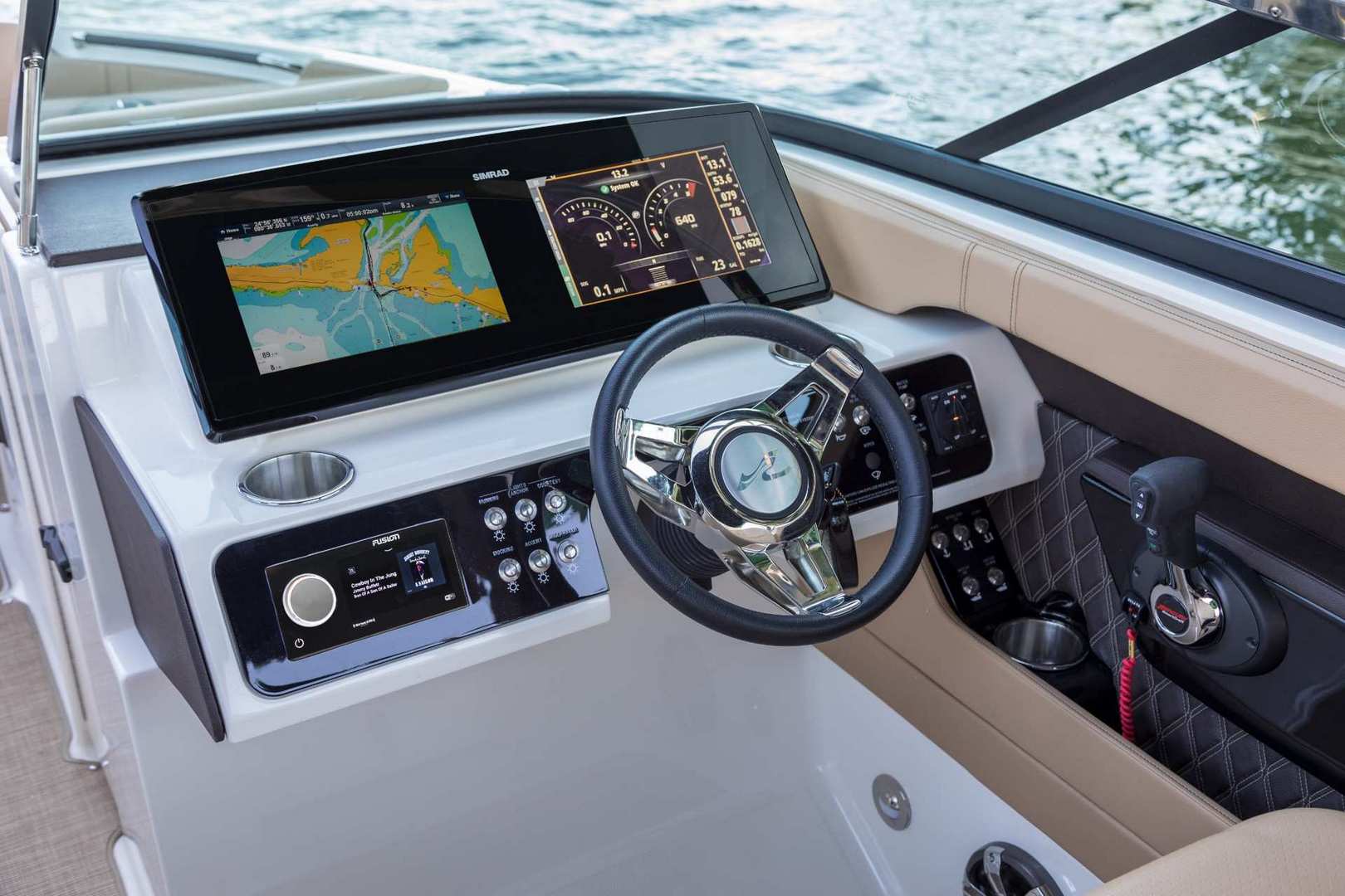 8.74米（28英尺）希瑞（SeaRay）280SLX运动快艇驾驶位