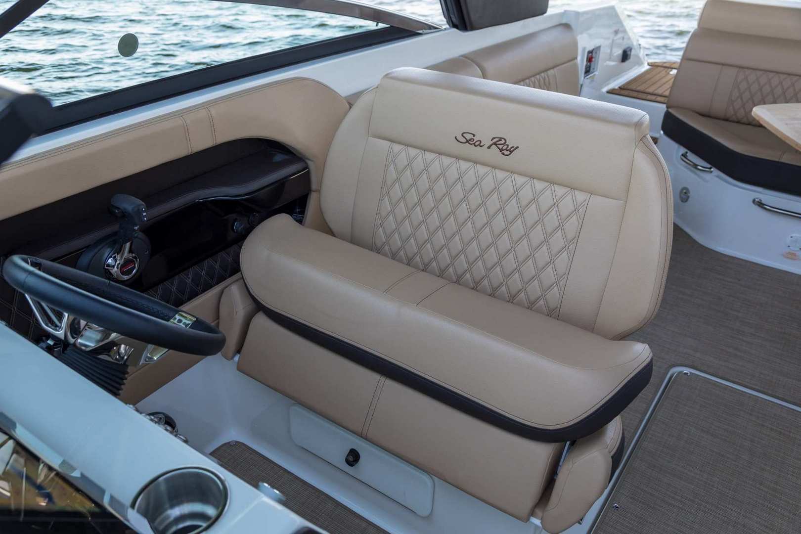 8.74米（28英尺）希瑞（SeaRay）280SLX运动快艇价格150万元