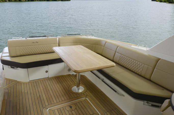 12.85米希瑞（SeaRay ）SLX-R400e运动游艇休息区