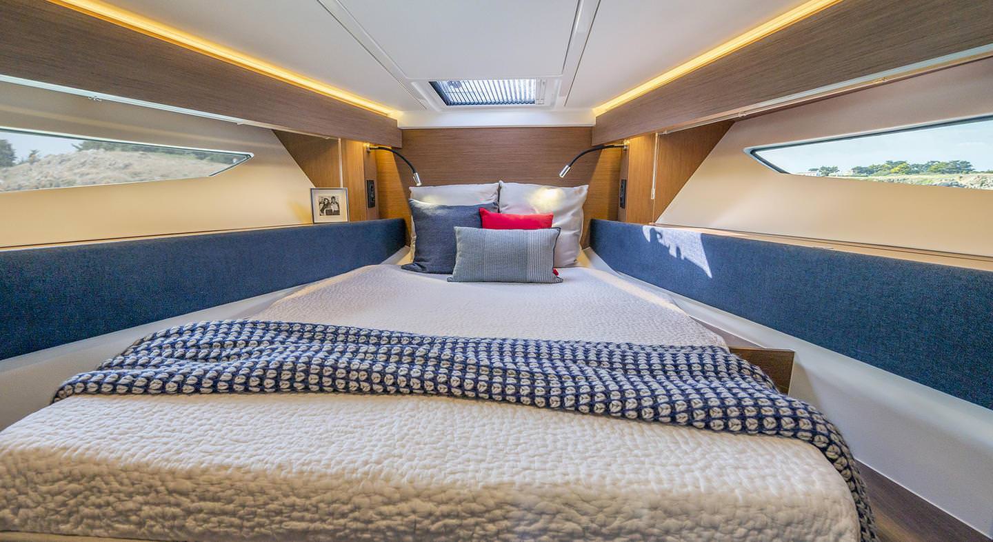 11米博纳多（Beneteau）GT36家用豪华游艇主人舱