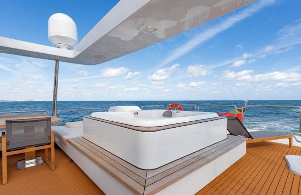 32米阿兹慕（Azimut）105二手豪华游艇报价650万美元