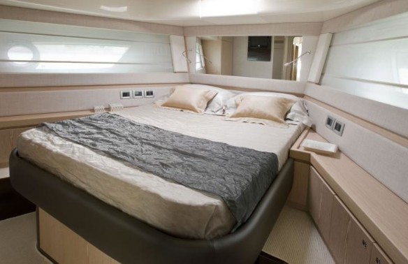 17米法拉帝（Ferretti）570飞桥游艇价格主人舱