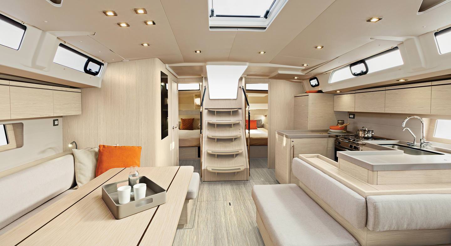 16米博纳多（Beneteau）遨享仕51.1远洋帆船舱内休息区
