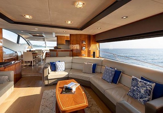 22米圣汐（Sunseeker）Manhattan70二手游艇沙龙区