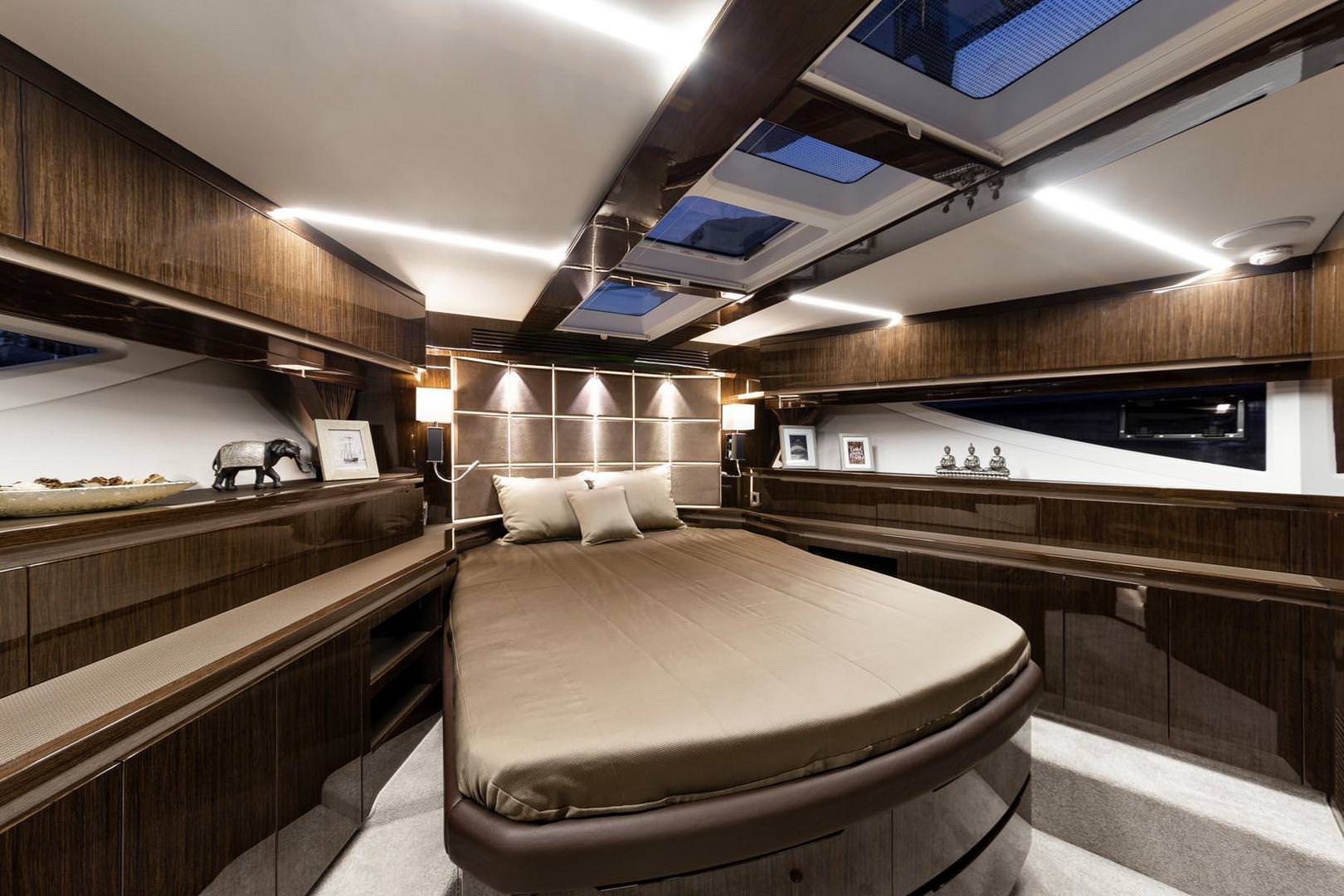 20米卡帝尔（Galeon）640豪华飞桥游艇客舱