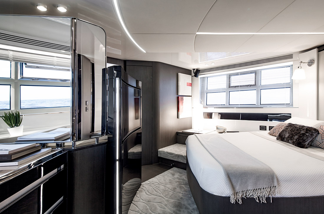 21米阿兹慕（Azimut）S7豪华运动游艇主人舱
