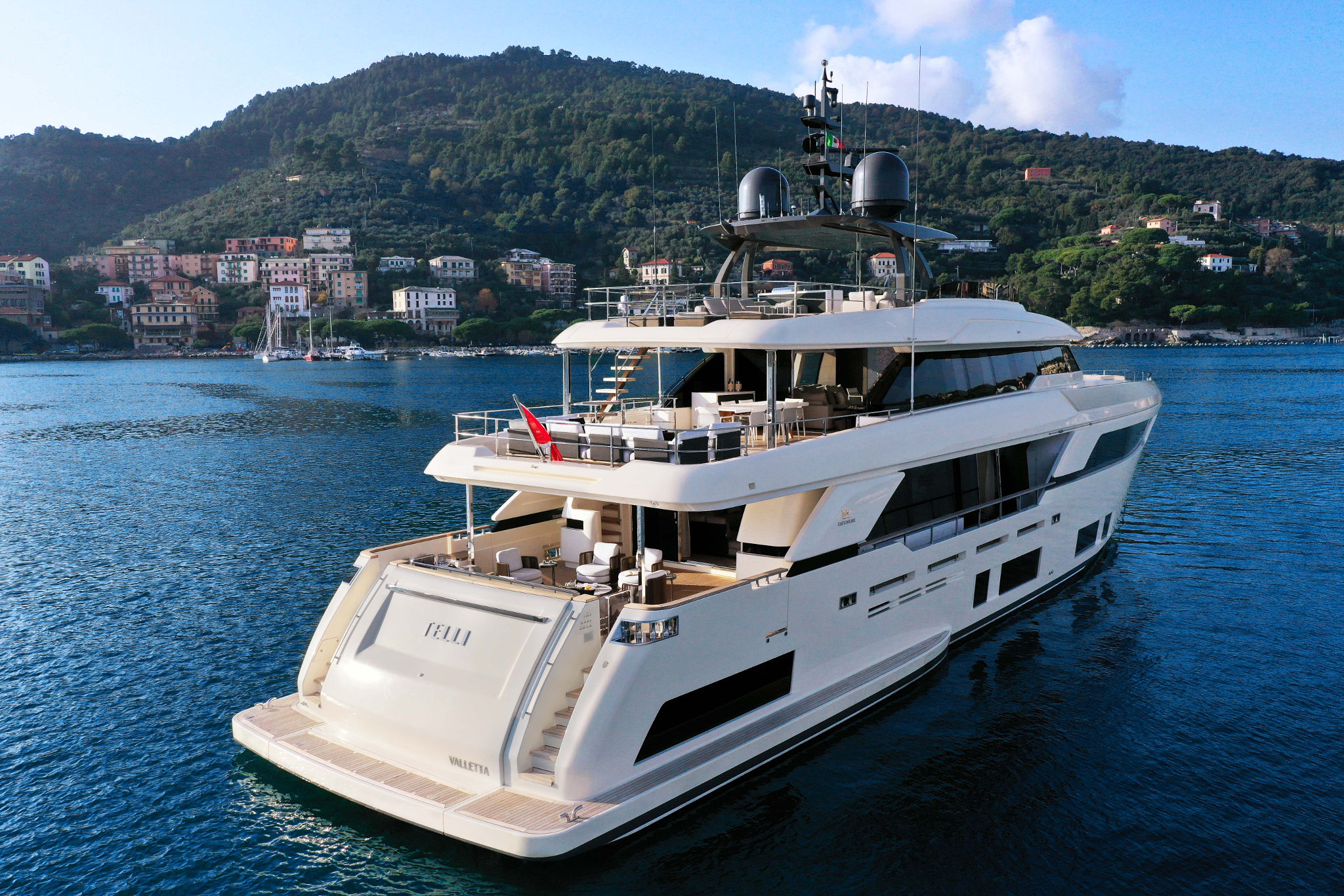 法拉帝（Ferretti）Custom Line Navetta 37游艇价格约为1.2亿美元
