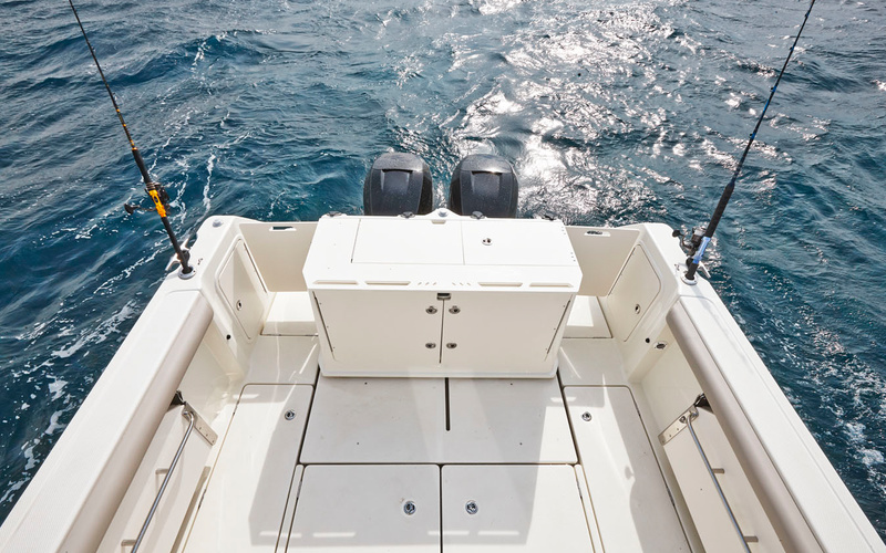 8米的Quicksilver 905Pilothouse钓鱼艇船尾