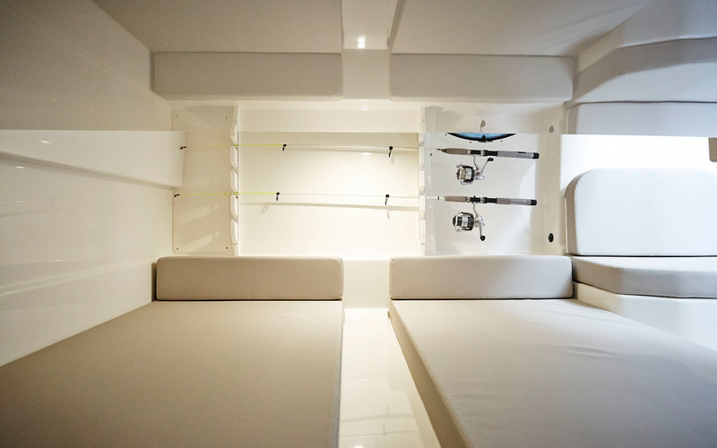 8米的Quicksilver 905Pilothouse钓鱼艇卧室