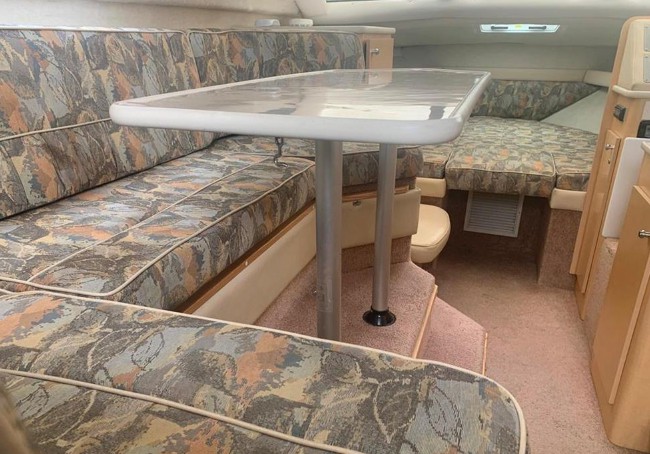 9米的贝琳娜（Bayliner）2858二手游艇沙发