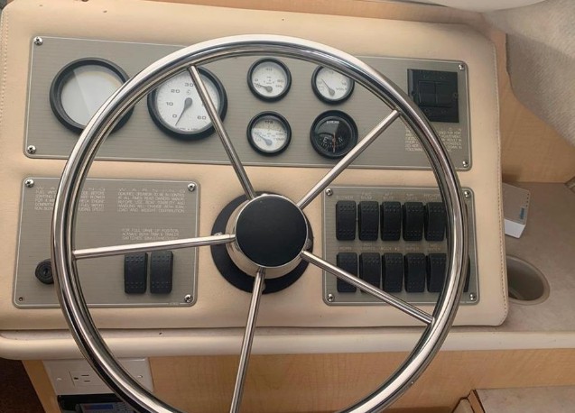 9米的贝琳娜（Bayliner）2858二手游艇价格23万元