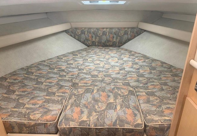 9米的贝琳娜（Bayliner）2858二手游艇卧室
