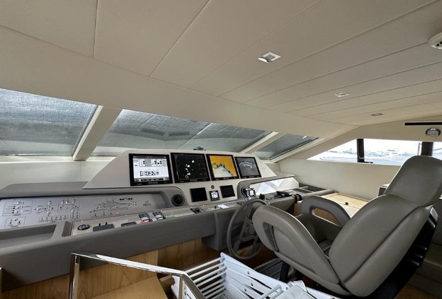 29米法拉帝（Ferretti）960二手豪华飞桥游艇价格