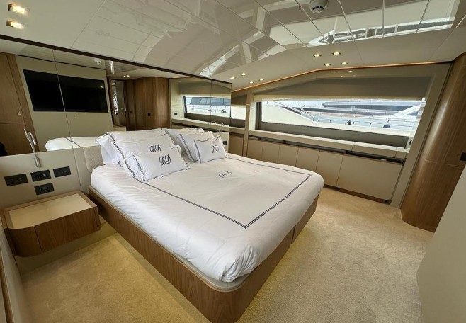 29米法拉帝（Ferretti）960二手豪华飞桥游艇客舱