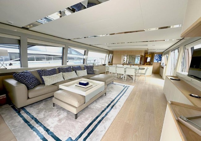 29米法拉帝（Ferretti）960二手豪华飞桥游艇沙龙区
