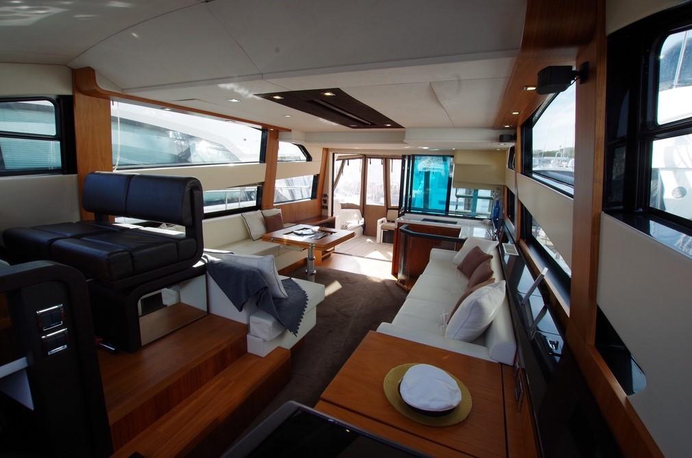 15米菲尔兰（Fairline）Squadron50飞桥游艇驾驶舱