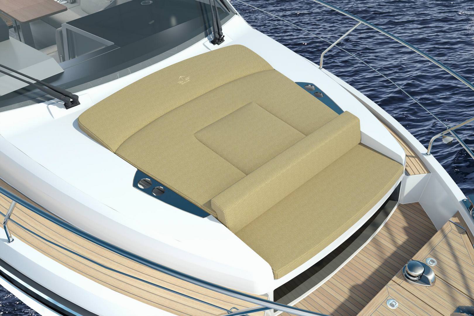 西莱（Sealine）C335小型运动游艇前甲板