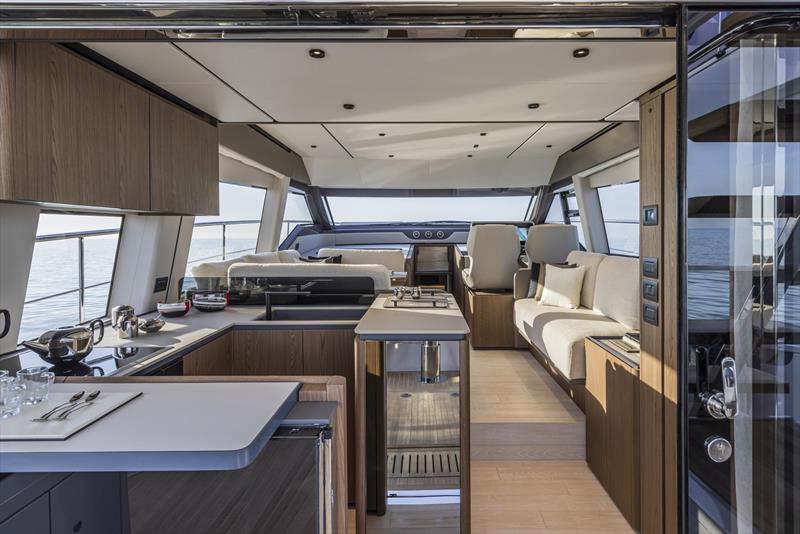 18米法拉帝（Ferretti）580飞桥游艇沙龙区