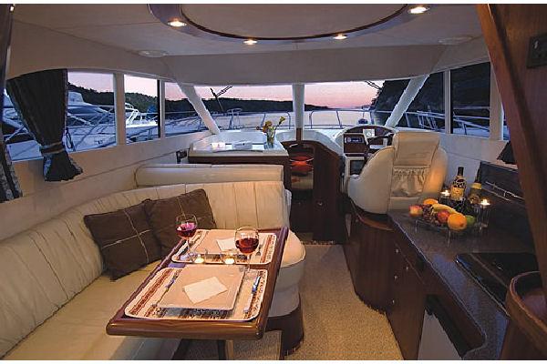 卡帝尔（Galeon）330飞桥游艇沙龙