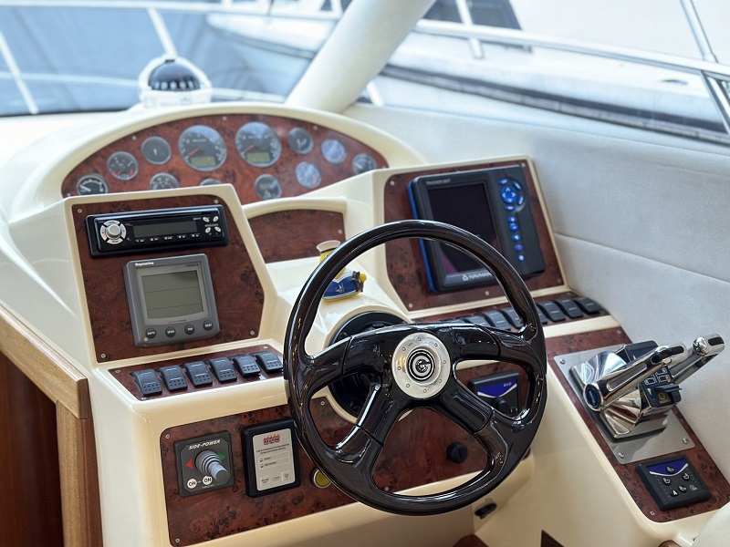 卡帝尔（Galeon）330飞桥游艇中控