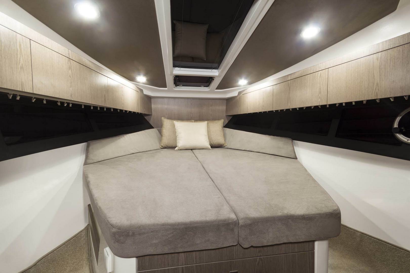 卡帝尔（Galeon）310HTC小型运动游艇卧室