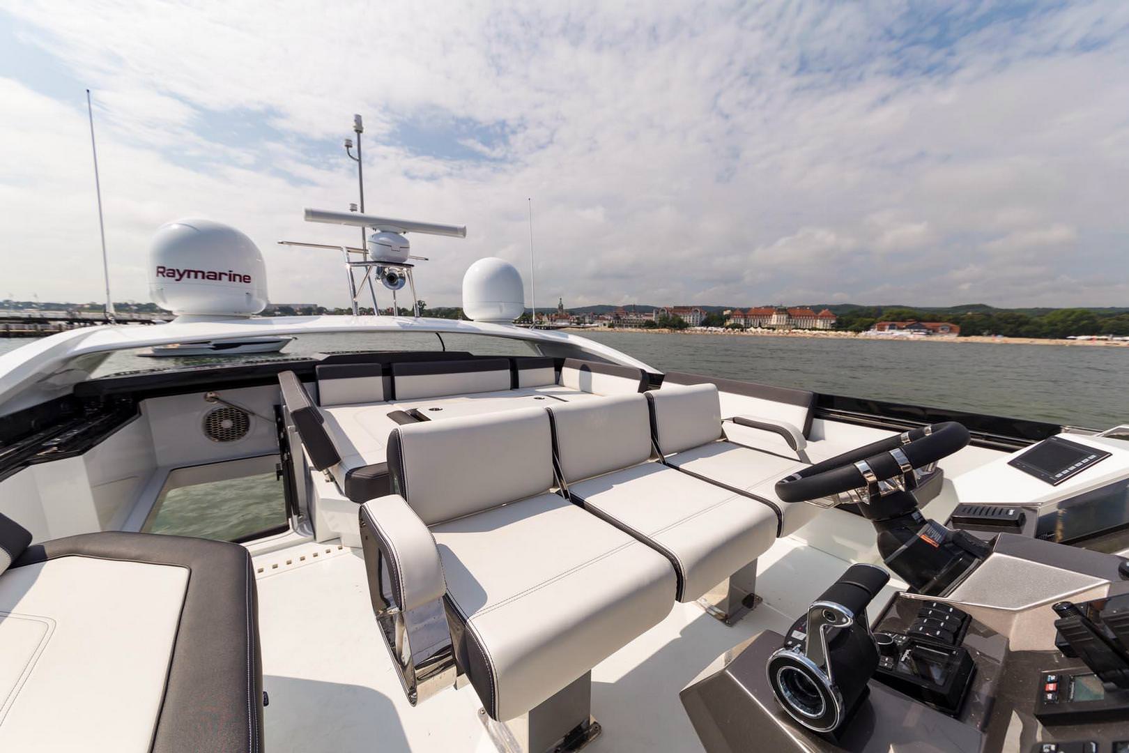 卡帝尔（Galeon）650Skydeck运动游艇飞桥区