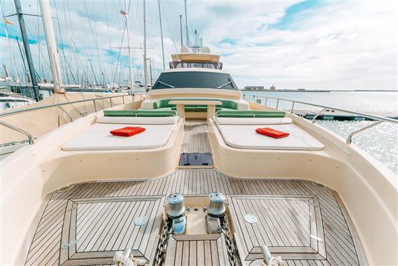 法拉帝（Ferretti）Altura840飞桥游艇前甲板