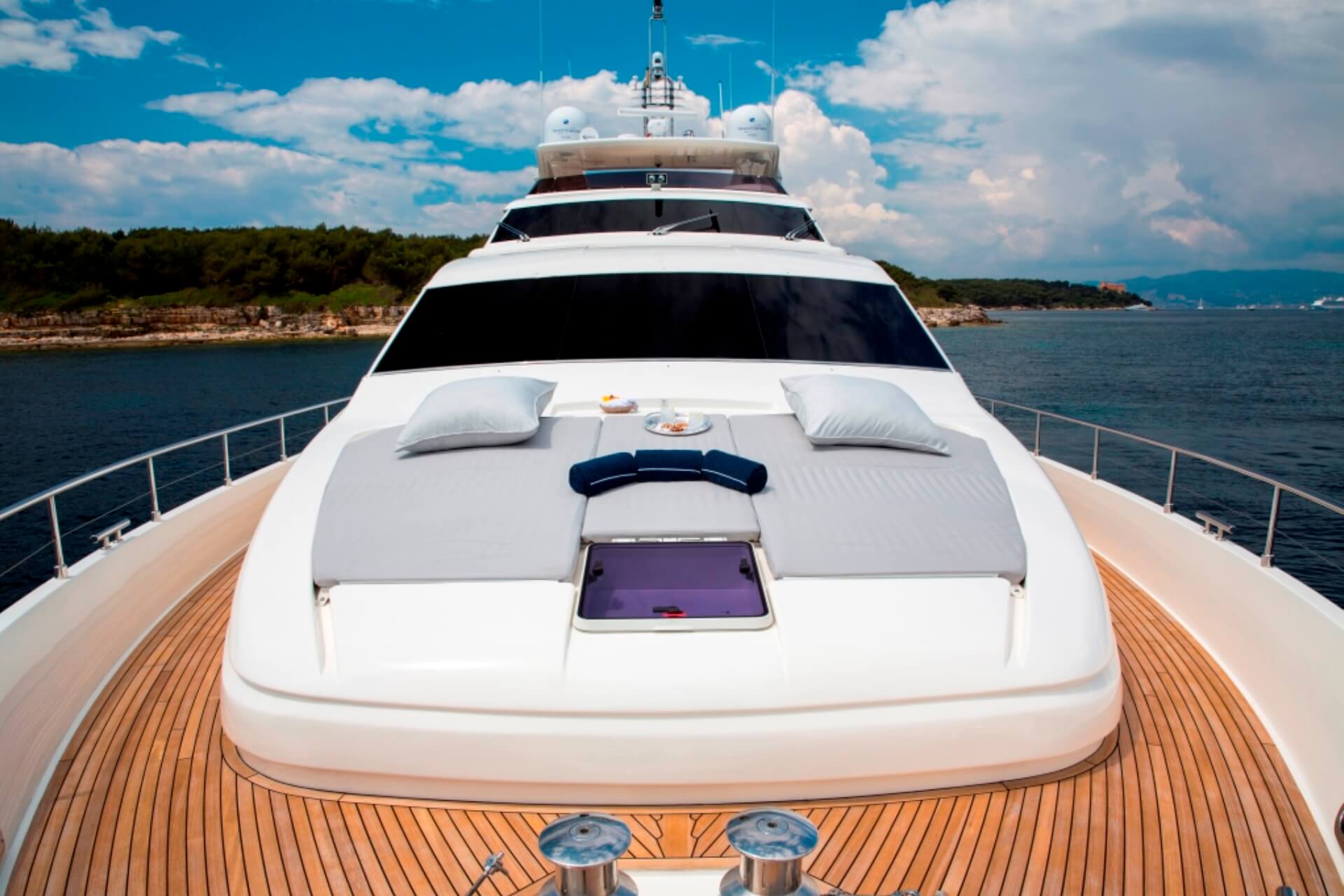 法拉帝（Ferretti）881豪华飞桥游艇前甲板