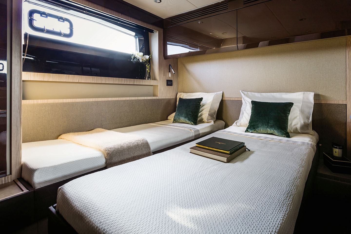 16米阿兹慕（Azimut）Atlantis51豪华运动游艇客舱