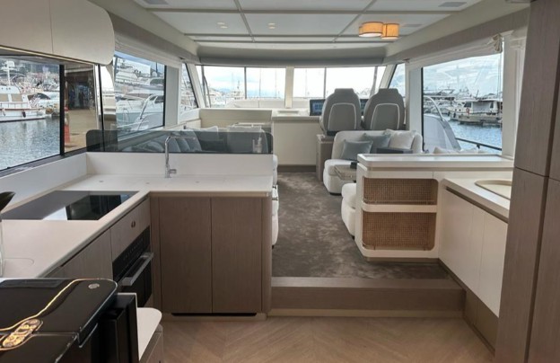 18米阿兹慕（Azimut）Magellano60二手豪华游艇驾驶舱