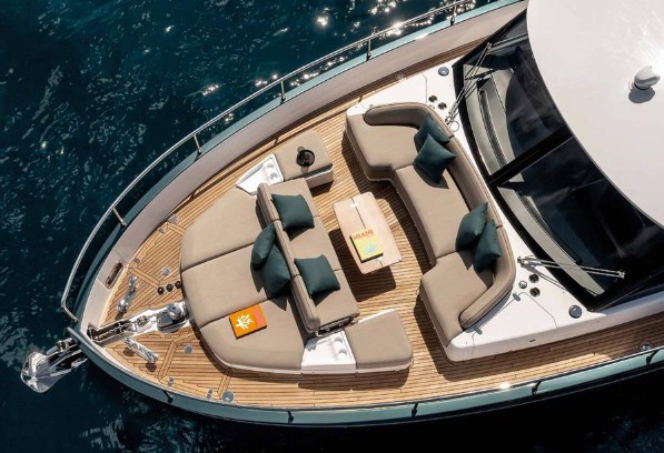 18米阿兹慕（Azimut）Magellano60豪华游艇前甲板