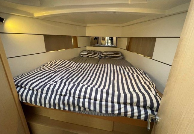 博纳多（Beneteau）遨享仕38.1二手帆船卧室