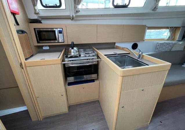 博纳多（Beneteau）遨享仕38.1二手帆船厨房