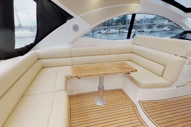 圣汐克（Sunseeker）SanRemo485豪华二手游艇座位区