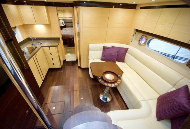 圣汐克（Sunseeker）SanRemo485豪华二手游艇沙龙区