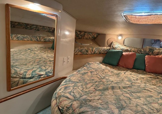 希瑞（SeaRay）370Sundancer二手运动游艇客舱
