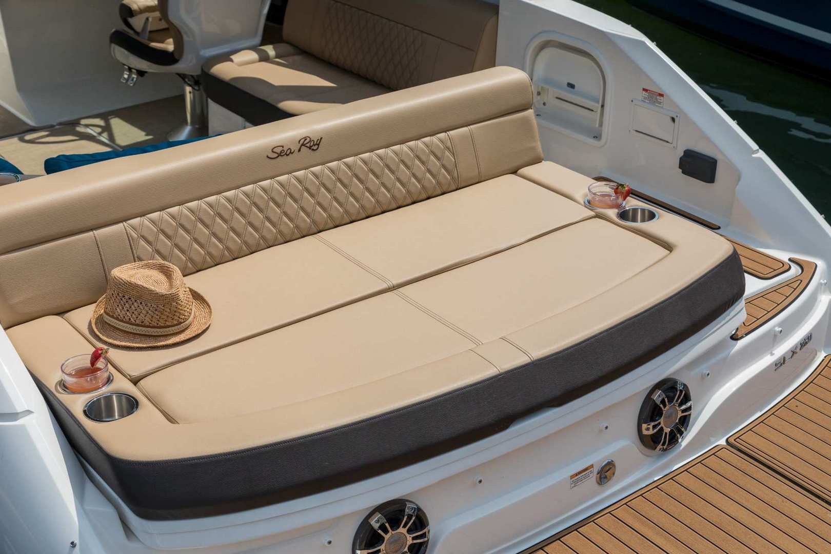 希瑞（SeaRay）SLX250运动小快艇船尾