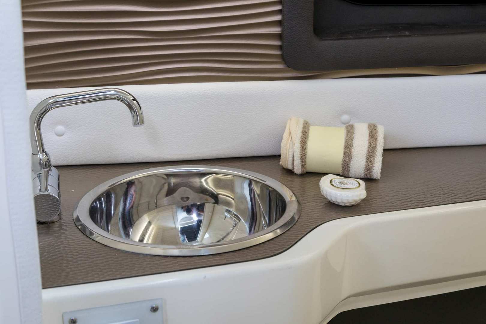 希瑞（SeaRay）SLX250运动小快艇洗漱区